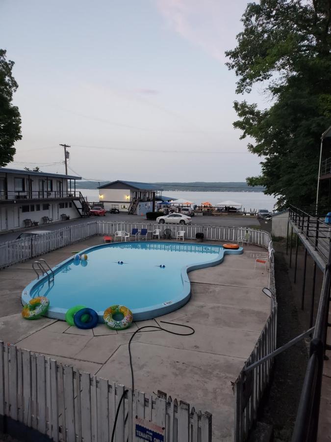 Showboat Motel Restaurant & Bar Himrod Exterior photo